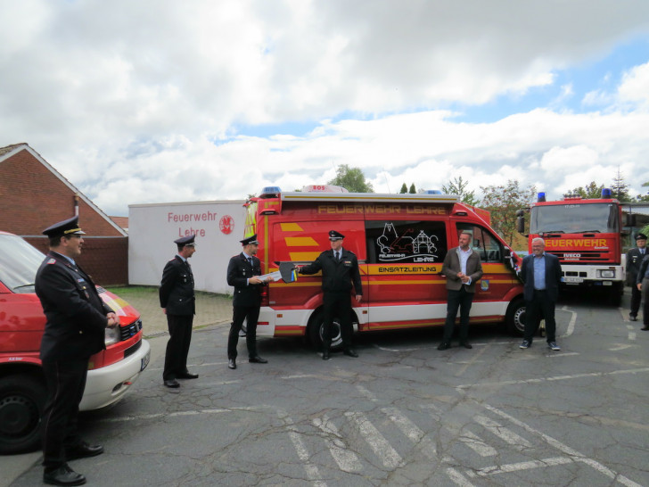 Feierliche Schlüsselübergabe vor dem Feuerwehrgerätehaus der Ortfeuerwehr Lehre – (v. l.) Kreisbrandmeister Olaf Kapke, stellvertretender Ortsbrandmeister Maik Goerke, Ortsbrandmeister Jan Wehrstedt, Gemeindebrandmeister Simon Rebel, Gemeindebürgermeister Andreas Busch und Ortsbürgermeister Heinrich Köther.