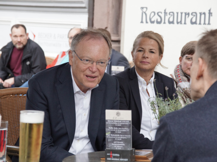 Ministerpräsident Stephan Weil, rechts Oberbürgermeisterkandidatin Urte Schwerdtner im Dialog mit Kay Brummer, Architekt aus Goslar. 