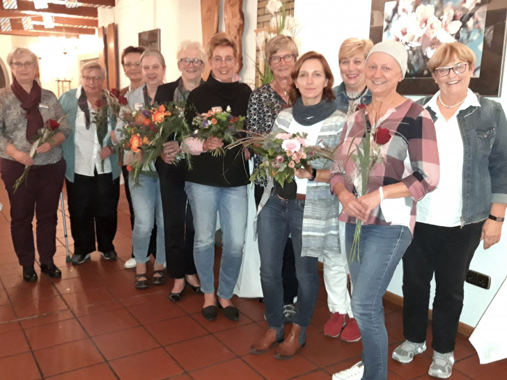 Der neu gewählte Vorstand im KreislandFrauenverband Gifhorn: Dagmar Voß, Gerlinde Reinhard, Christine Gehrmann, Melanie Rosenthal. scheidende Vorsitzende Ilsemarie Dralle, neue Vorsitzende Petra Lührs, Rose-Marie Camehl, Beraterin Berit Hartig, Gesins Pfeiff, Antje Peter, Hanna Meyer (v. li.).