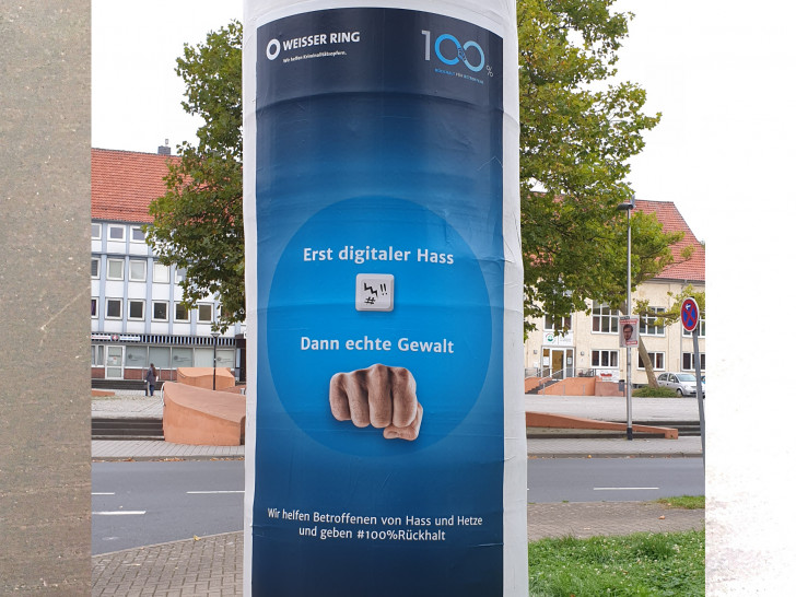 Ein Plakat gegen Hass und Gewalt befindet sich an der Rheinstraße Einmündung Breite Straße in Salzgitter-Bad.