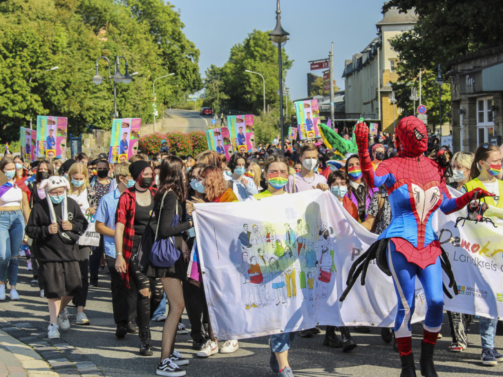 Das Bunte Treiben wurde von circa 400 Feiernden begleitet. 