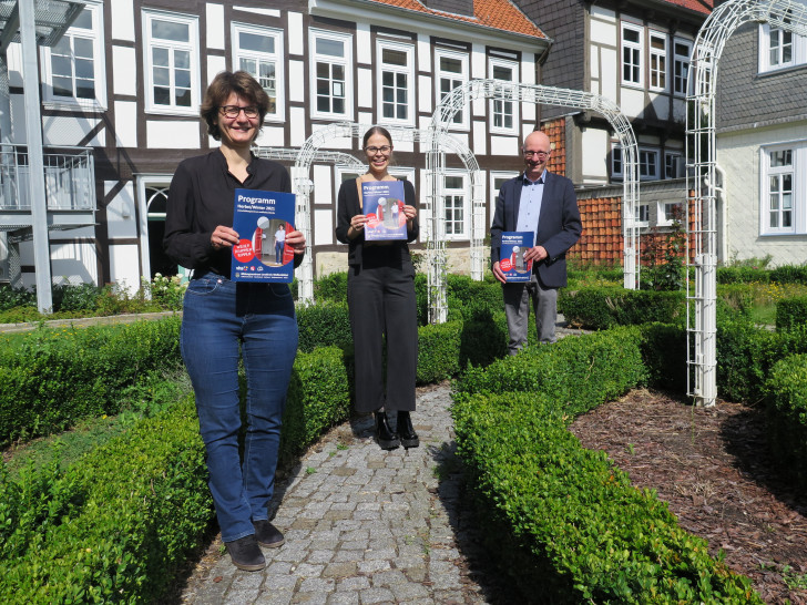 Katja Schlager (Leitung Bildungszentrum), Janina Gündermann (Leitung Kultur & Medien) und Martin Bujara (Leitung Musikschule) laden die Teilnehmenden zum neuen Semester ein (v. li.).