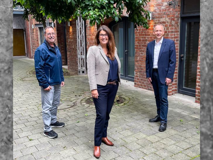 Sören Stolte (links) und Klaus Saemann (rechts) zeigten sich erfreut Anja Barlen-Herbig für die Geschäftsleitung der PeineMarketing GmbH zu gewinnen.