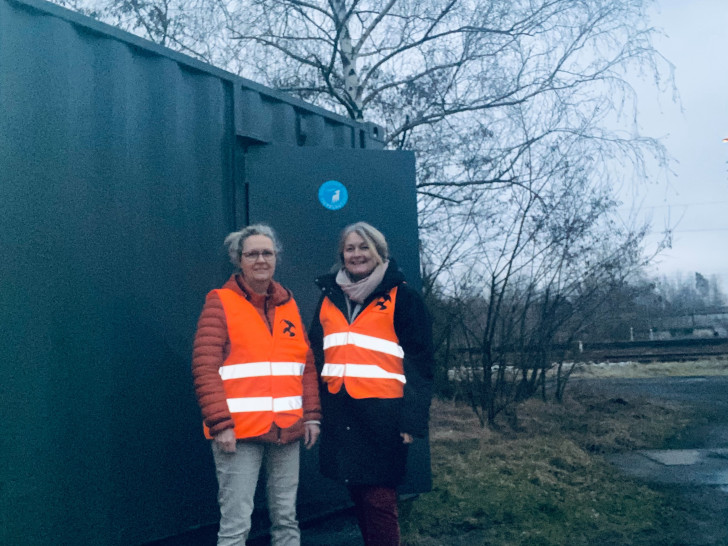 Michaela Dämmrich (rechts) und Beate Gries (links) am Taubenschlag.