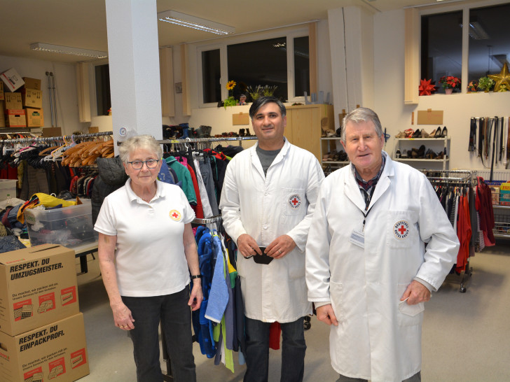 Müssen die Kleiderkammer des DRK-Ortsvereins Wolfenbüttel bis auf Weiteres schließen (von links): Annelie Kastellan, Mehdi Sarhadi und Joachim Korsch, der Leiter der Kleiderkammer. 
