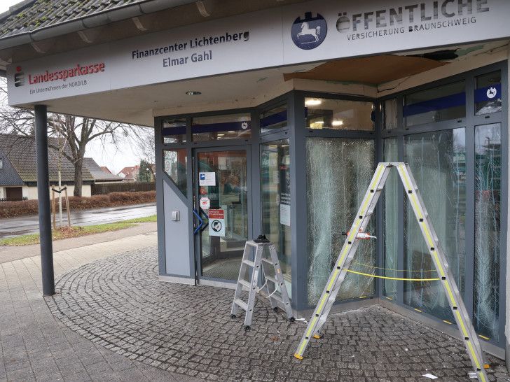 Unbekannte versuchten den Geldautomaten einer Bank in Lichtenberg zu sprengen. 