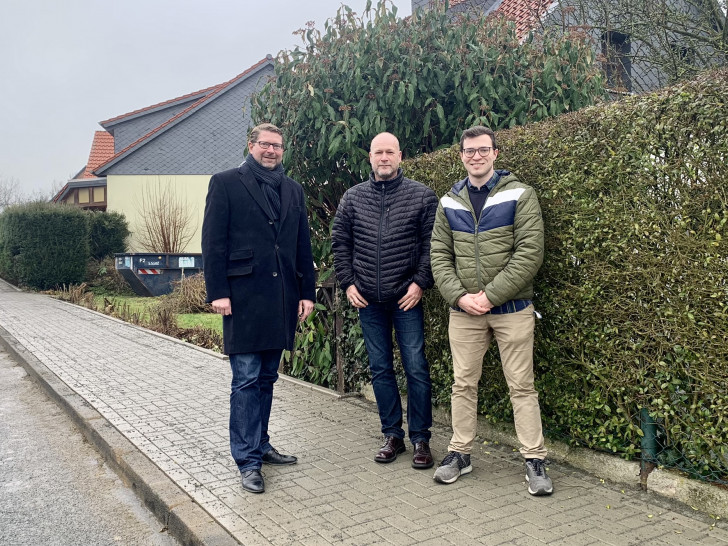 Von links nach rechts: Gemeindedirektor Marco Kelb, Bürgermeister Ingo Geisler und Vorsitzender des Bauausschusses Max Weitemeier überzeugten sich von dem Ergebnis der vollzogenen Sanierung des Gehweges am Brodweg in Sickte. 