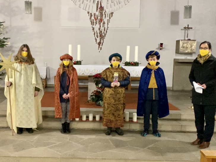 Die Sternsinger aus dem vergangenen Jahr mit Begleiterin Veronika Koch.