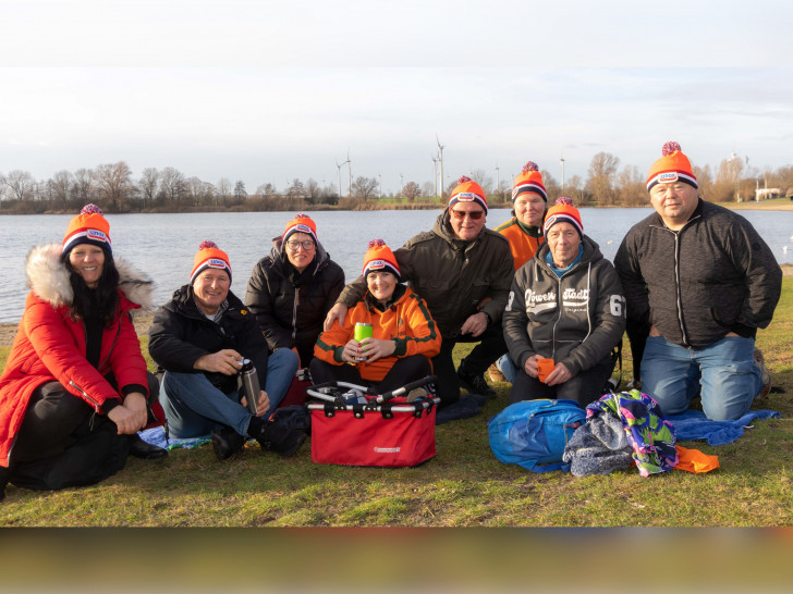 Gruppenbild auf dem Rasen nach dem Baden: Elke Kielhorn aus Lengede,Jörg Hensel aus Lengede, Anette Kock aus Sierße, Anja Heidemann aus Salzgitter-Engelnstedt.,Dietmar Pietsch aus Salzgitter-Engelnstedt., Silvia Pietsch aus Salzgitter-Engelnstedt., Andreas Heidemann aus Salzgitter-Engelnstedt., Dirk Kock aus Sierße. 