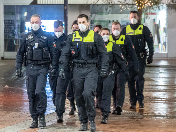 Die Polizei bei einem Montagsspaziergang in Salzgitter-Lebenstedt.