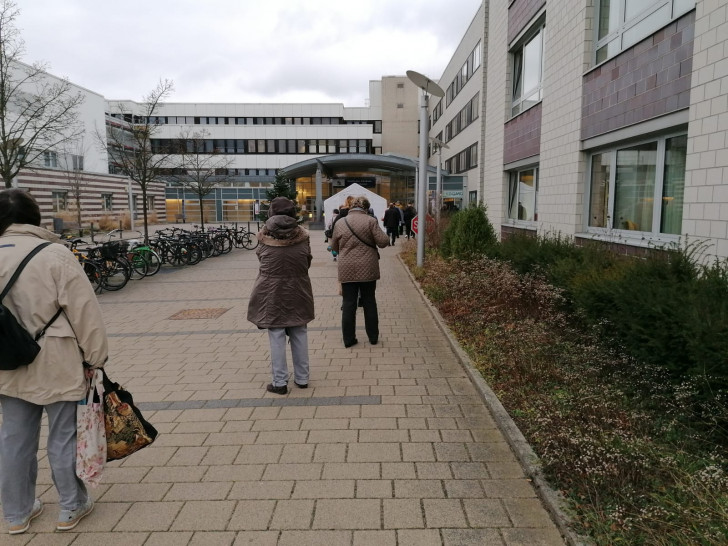 Lange Warteschlangen vor dem Klinikum in Wolfenbüttel. Im Hintergrund ist auch das Testzelt zu erkennen.
