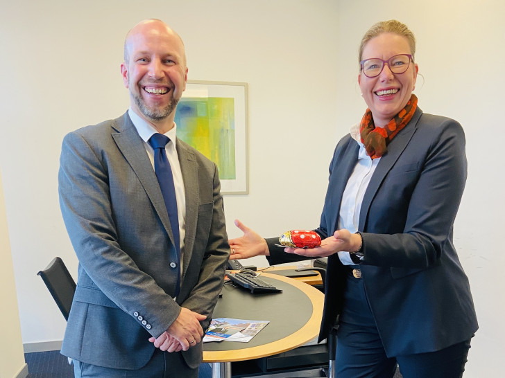 Nicole Mölling, Leitung der Direktion Salzgitter der Volksbank BraWo, begrüßt Jörg Rohde offiziell im Immobilien-Center in der Hauptstelle in Salzgitter-Lebenstedt.