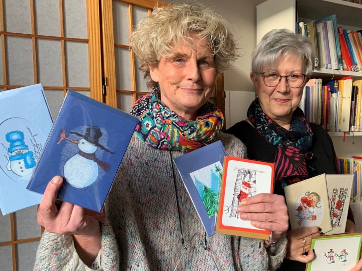 Koordinatorin Christiane Grothe (li.) bedankt sich für weitere Karten, die Evelin Reimann dem Verein zum Geschenk macht. Zu besonderen Anlässen soll Menschen damit eine Freude bereitet werden. 