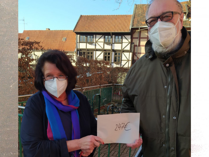 Ulrike Hesselbach, Vorsitzende des Kinderschutzbundes Wolfenbüttel und Ralph Bothe, Abteilungsleiter Darts im ESV Wolfenbüttel 1949 e.V.