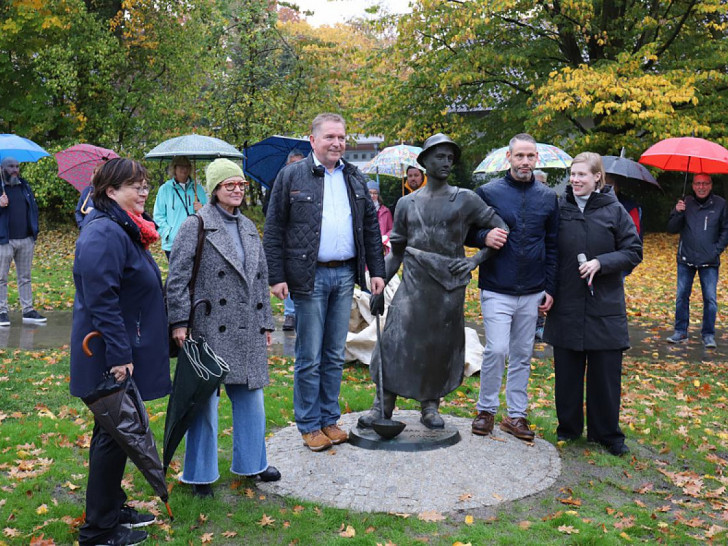 Garnet Alps, Martin Grun (beide IG Metall Braunschweig), Matthias Disterheft (Bezirksbürgermeister), Cristina Antonelli-Ngameni (stellv. Bürgermeisterin der Stadt Braunschweig) und Christine Jaschinski-Gauss (stellv. Stadtbezirksbürgermeisterin) (v. re.).