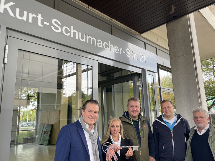 v.l.n.r. Torsten Glaser (Behördenleiter RLSB Braunschweig), Tabitha Bertram (Firma Projekt Nova GmbH), Volker Pflüger (Architekt Allianz Lejeune & Pflüger GmbH), Nils Ringelhahn (Firma Projekt Nova GmbH), Peter Bertram (Geschäftsführer Firma Projekt Nova GmbH)