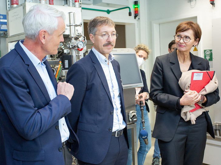 Bundesforschungsministerin Bettina Stark-Watzinger im Gespräch mit Dirk Busch, Vorstandsvorsitzender des DZIF, und dem HZI-Geschäftsführer Dirk Heinz (links).