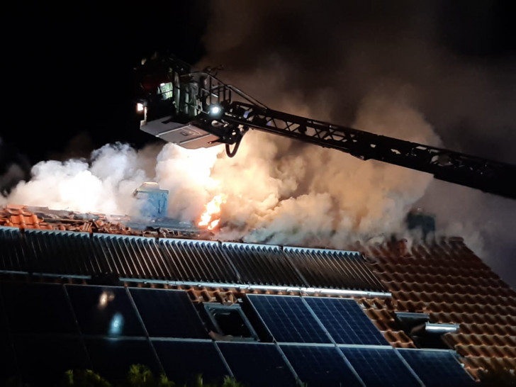 Starker Rauch quoll aus dem Dachstuhl eines Einfamilienhauses in Sunstedt. Glücklicherweise konnten sich die Bewohner des Hauses nach draußen retten.