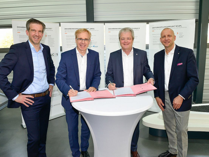 Vertragsunterzeichnung in Salzgitter (v. l.): Konstantin Eckert und Hans Krug, beide Miele, Ulrich Grethe und Phillip Meiser, beide Salzgitter Flachstahl GmbH