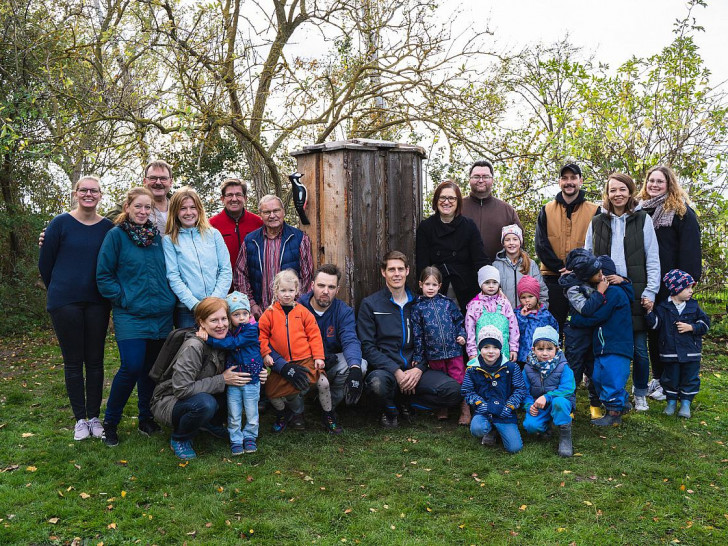 Gruppenfoto der Kinder, Eltern, Betreuenden und Stiftungsvertreter nach dem Aufbau der neuen Spechthöhle in der integrativen Kita Peter und Paul