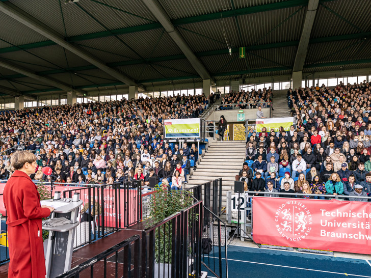 Zum zehnten Mal und endlich wieder in Präsenz: TU-Präsidentin Professorin Angela Ittel (links) begrüßte die Studienanfänger im Eintracht-Stadion. 