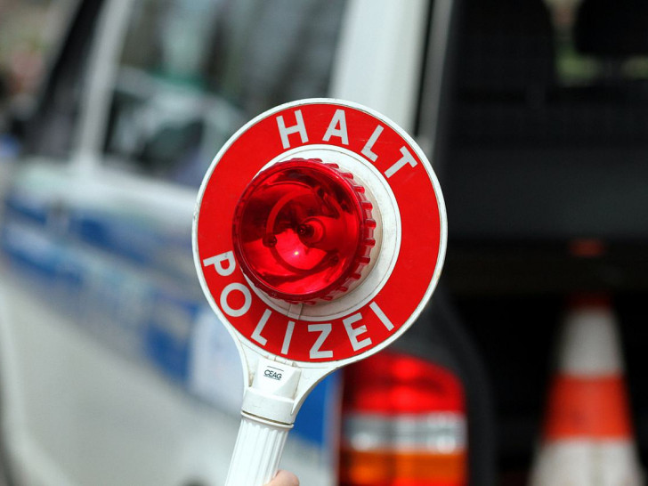 Halt-Stopp-Schild der Polizei bei einer Verkehrskontrolle