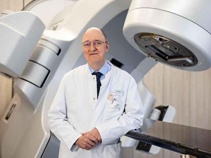 Prof. Dr. Wolfgang Hoffmann freut sich, dass mit dem neuen Linearbeschleuniger der Bereich der Stereotaxie weiter ausgebaut wird.