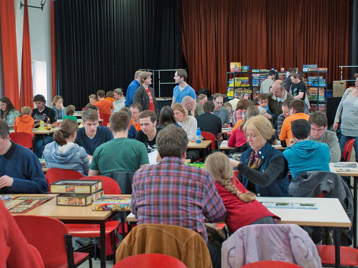 Mit Menschen gemeinsam spielen: Spiel mit den Löwen im Jugendzentrum "Mühle".