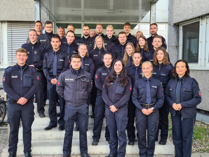 Die Polizeiinspektion Wolfsburg-Helmstedt freut sich über 36 neue Polizistinnen und Polizisten.