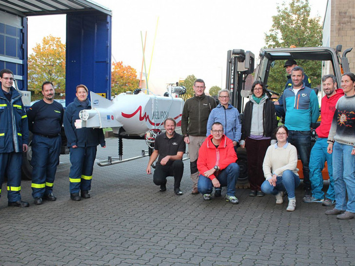 Die Mitarbeiter des Instituts für Flugführung und des THW Braunschweig bei der Verladung des HELiPODS in Braunschweig.
