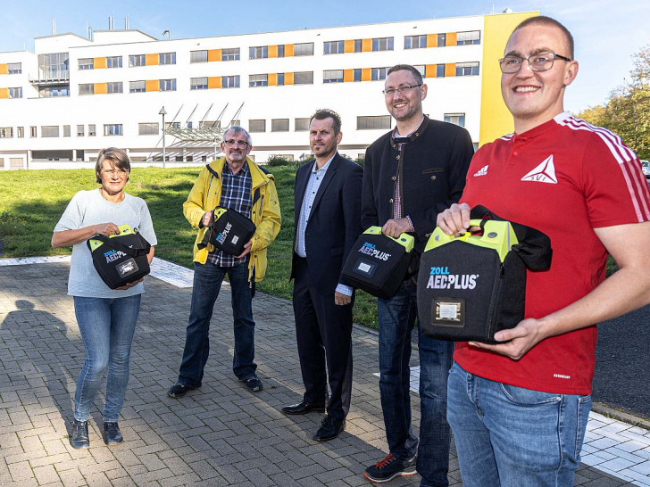 Christoph Rollwage, Rudolf Karliczek, Jürgen Stricker und Birgit Hülsenbeck (v.l.) freuen sich über die AEDs übergeben durch Sascha Kucera (Mitte) vom Helios Klinikum Salzgitter.