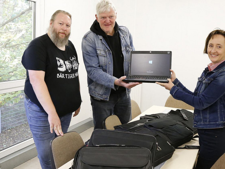 V. l.: Matthias Bosse und Thomas Schwarze nahmen die Laptops dankend von Manja Puschnerus entgegen