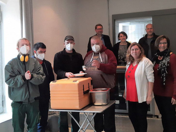 von links nach rechts : vorne das Team der ev.Stiftung Neuerkerode, Projektleiterin Kerstin Berg, stellv. Geschäftührerin des AWO Kreisverbandes Nicola Pöckler sowie in der hinteren Reihe Samtgemeindebürgermeister Marco Kelb, Pastorin Julia Jansen und Bürgermeister der Gemeinde Sickte Ingo Geisler freuen sich auf den Start des Projektes