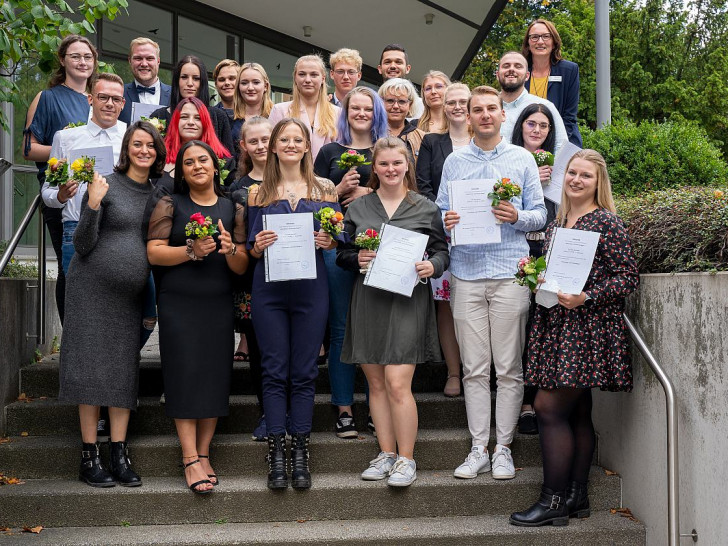 25 Gesundheits- und Krankenpflegerinnen (und Pfleger) nach erfolgreichem Staatsexamen gemeinsam mit den kursverantwortlichen Lehrkräften Annett Krüger und Gabriele Rakebrand.