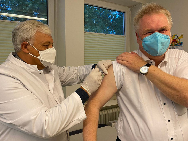Gifhorns Amtsarzt Josef Kraft (l.) impfte Kreisrat Rolf Amelsberg heute Morgen im Gesundheitsamt gegen Grippe.