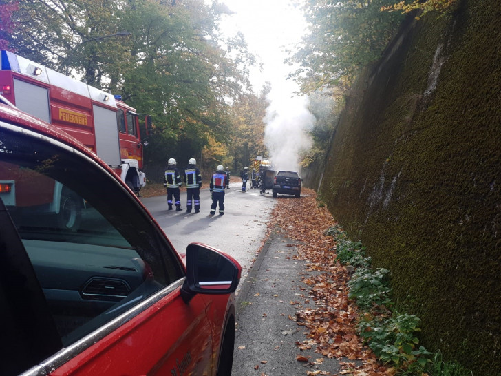 Die Feuerwehr Goslar bei einem Fahrzeig-Brand „Am Friedhof“ am heutigen Sonntag.