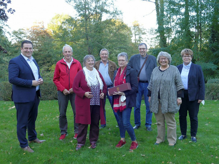 Tobias Heilmann ehrte gemeinsam mit Kreisrätin Ute Spieler und Antje Präger, Leiterin des Fachbereichs Umwelt die ehrenamtlichen Abfallberaterinnen und Abfallberater für ihren unermüdlichen Einsatz seit 25 Jahren.
