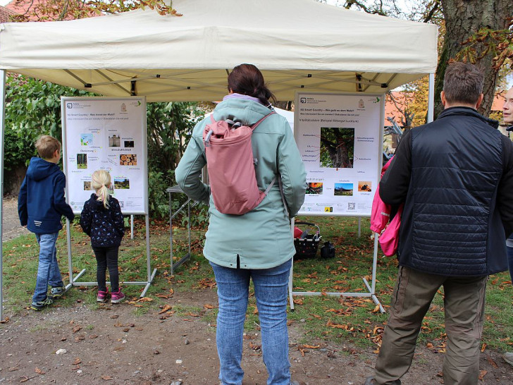 Projektmanagerin "5G Smart Country" Tanja Böhm (rechts) kommt mit interessierten Bürgern in den Austausch zum Forschungsprojekt "Smart Forestry"