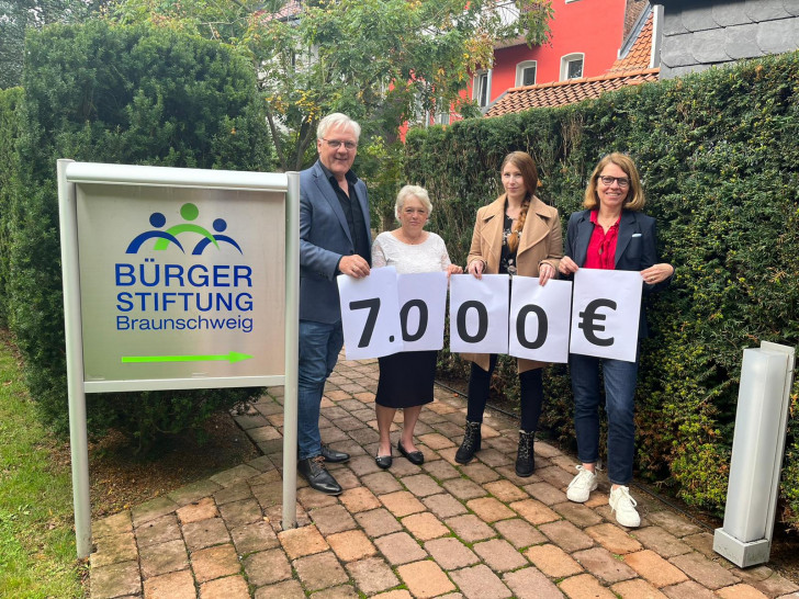 Symbolische Scheckübergabe im Garten der Bürgerstiftung: Andreas Day (Geschäftsführer von Imeracon), Susanne Tiedemann, Diana Schubert (beide Mitarbeiterinnen von Imeracon) und Andrea Reinhart vom Vorstand der Bürgerstiftung (v. li.).