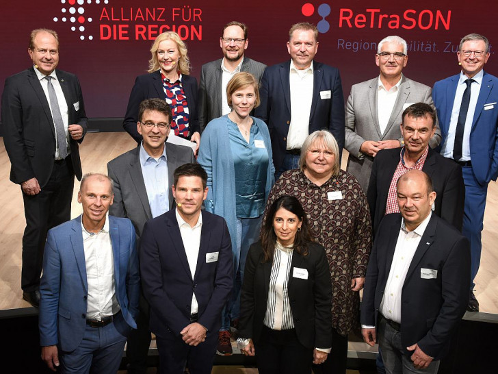 1. Reihe (v.l.): Prof. Dr. Stefan Bratzel, Thomas Ahlswede-Brech, Daniela Cavallo, Matthias Wilhelm; Mitte (v.l.): Dr. Olaf Arndt, Garnet Alps, Eva Stassek, Prof. Dr. Andreas Rausch; hinten (v.l.): Gerhard Radeck, Moderatorin Carmen Hentschel, Thomas Krause, Matthias Disterheft, Wendelin Göbel, Armin Maus.