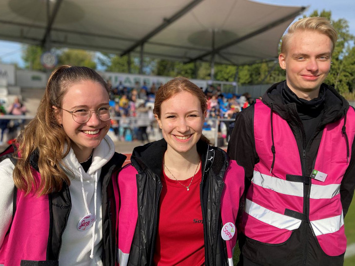 Organisierten mit ihren Mitabiturientinnen und –abiturienten den Sport- und Spieltag (v.l.nr.): Lena Senking, Sophie Hajok und Kevin Bursie.