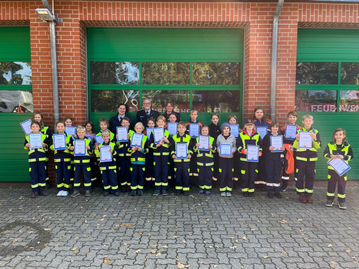 Die stolzen "Brandflöhe" mit ihren Urkunden und Abzeichen.
