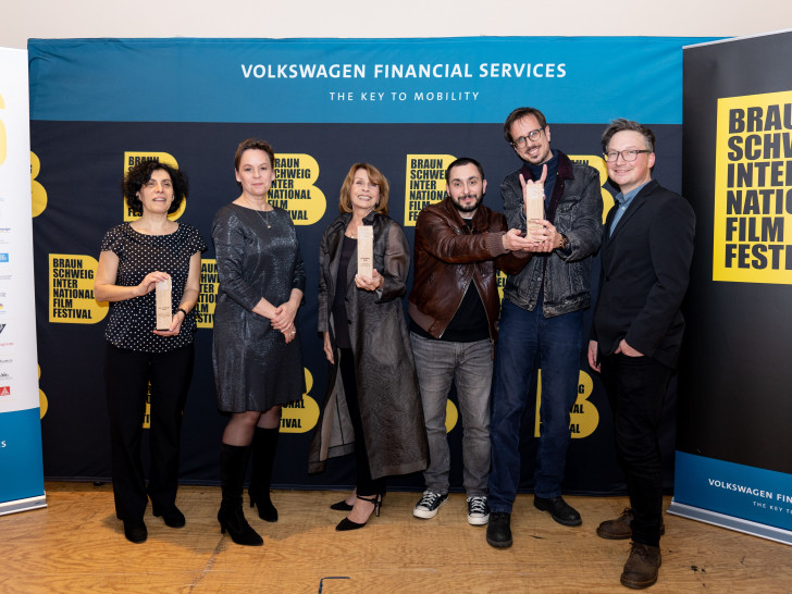 v.l.n.r.: Florence Houdin (Vorstandsvorsitzende), Alexandra Baum-Ceisig (VWFS), Senta Berger (Europa-Preisträgerin), David Kapac & Andrija Mardešićzu (Volkswagen Financial Services Preisträger), Maik Schöttke (Jury).