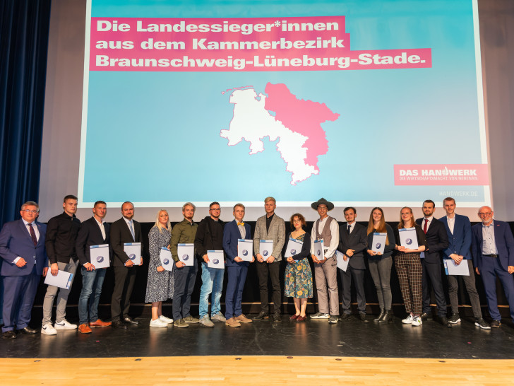 Die besten Nachwuchshandwerker Niedersachsens aus dem Bezirk der Handwerkskammer Braunschweig-Lüneburg-Stade mit Präsident Detlef Bade (links) und Hauptgeschäftsführer Eckhard Sudmeyer (rechts).