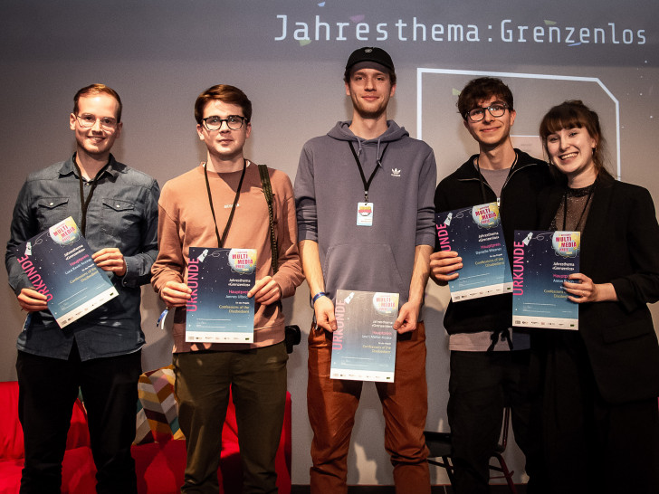 Luca, Anton, Jannes, Levin und Danielle (v.l.n.r.) mit Urkunde