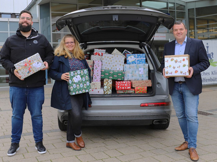 V.l.: Adrian Möker, Präsident Round Table 112 Wolfenbüttel/Salzgitter, Nadine Bomeier und Axel Burghardt, Geschäftsführer des Städtischen Klinikums, bei der Päckchenübergabe