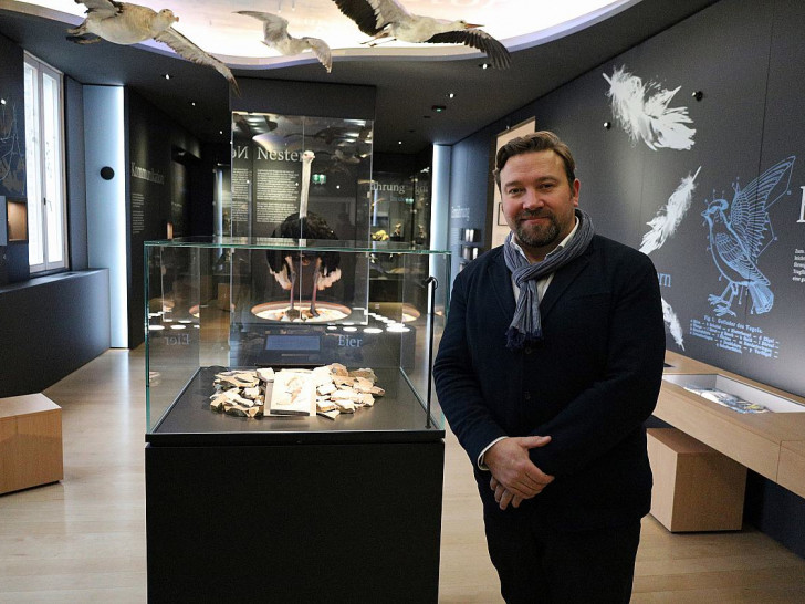 Mike Reich neben der Vitrine, in der der älteste Vogel Niedersachsens präsentiert wird.