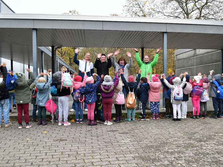 Freuen sich über das erste Mal Sport (von links): Daniela Kluge (stellv. Vorsitzende des MTV Vorsfelde), Yvonne Gadau (komm. Leiterin AWO-Kita Detmerode), Â Sandra Heidmann (Leiterin AWO-KiFaZ Kreuzheide) und Lutz Hilsberg (Vorsitzender MTV Vorsfelde) mit Kindern aus den beiden AWO-Einrichtungen.