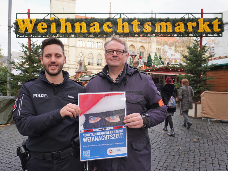 Heinz-Werner Laue und Simon Amore der Polizei Braunschweig warnen vor Taschendieben auf dem Weihnachtsmarkt.