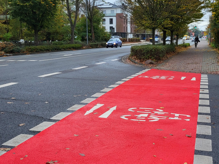 Am Cardenap wurde die Fahrbahnmarkierung schon aufgebracht.